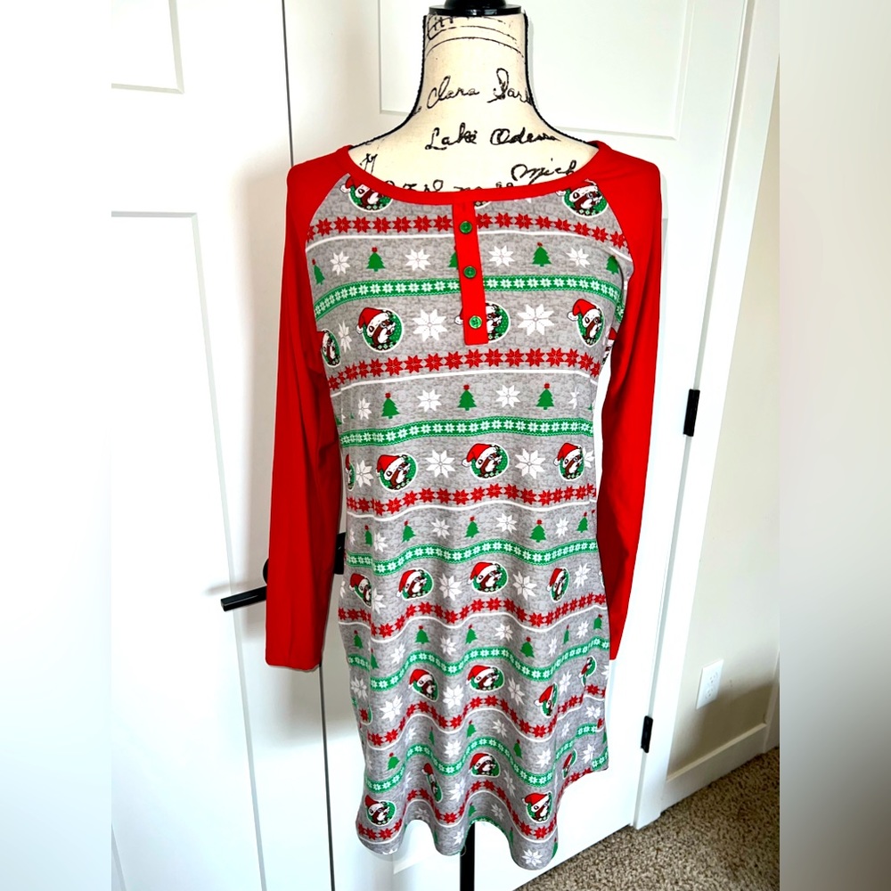 Buc-ee’s Christmas Nightgown.It has a pattern of Buc-ee in a Santa Hat